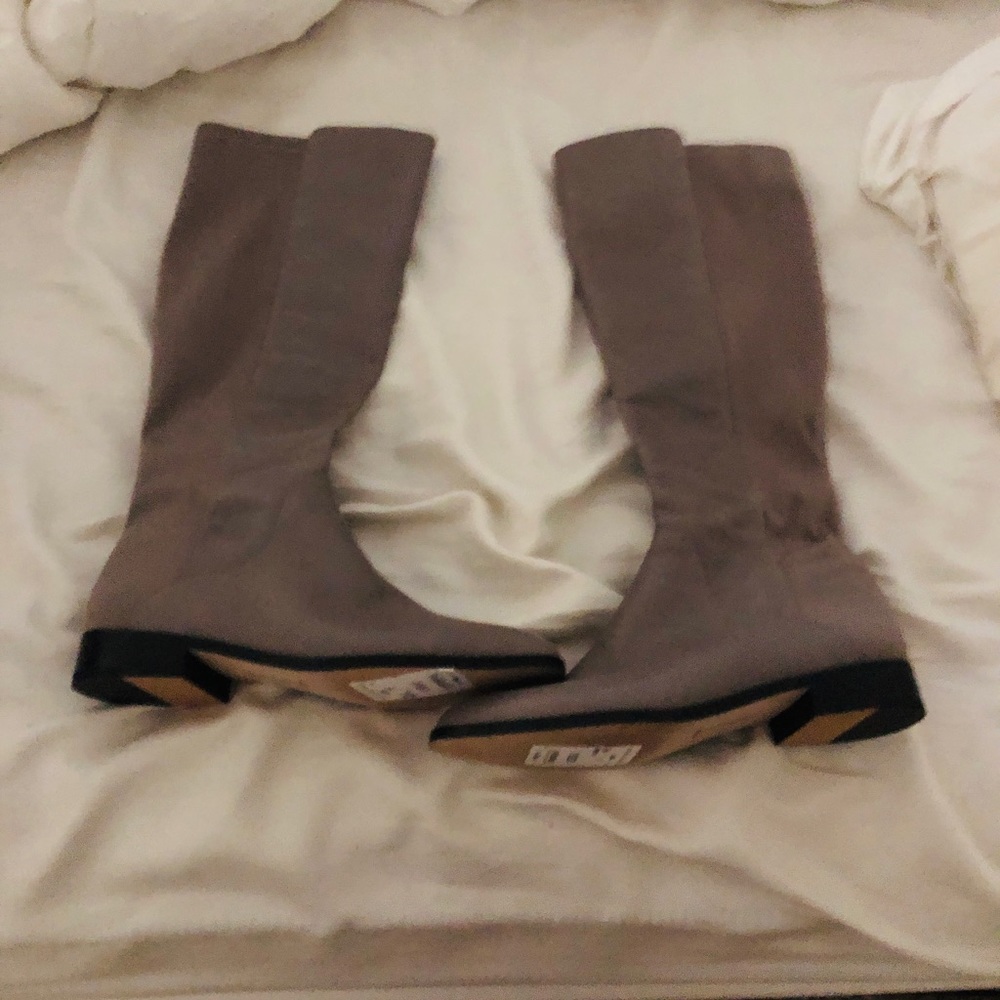 The shoes doesn’t fit my wide feet